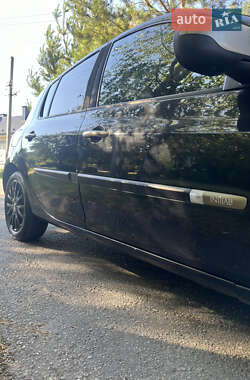 Хэтчбек Renault Clio 2011 в 