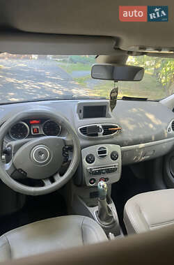 Хэтчбек Renault Clio 2011 в 