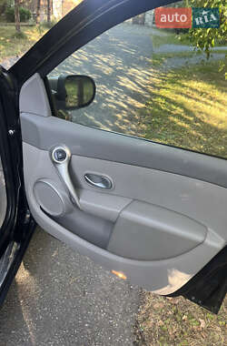 Хэтчбек Renault Clio 2011 в 