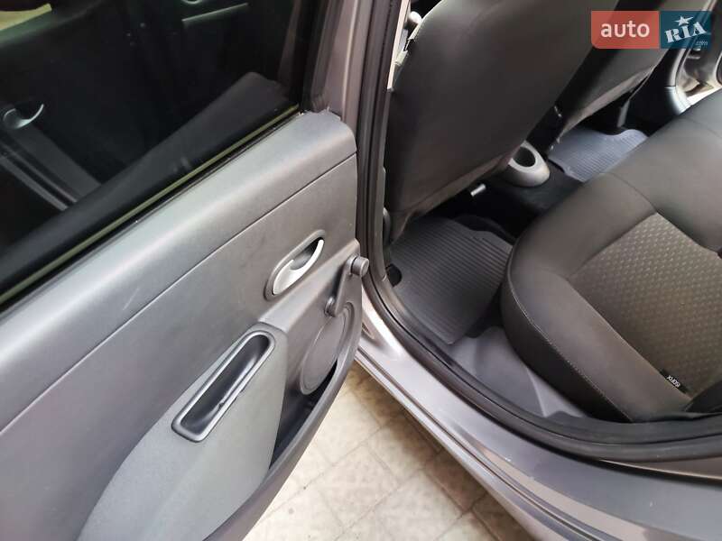 Хэтчбек Renault Clio 2011 в Львове