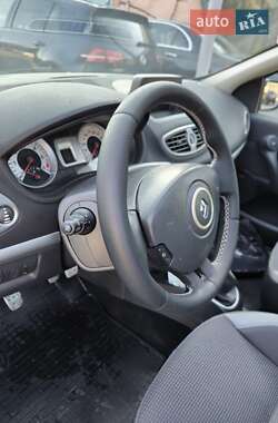 Хэтчбек Renault Clio 2011 в 