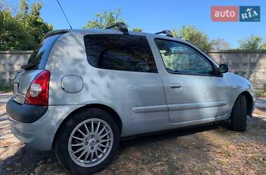 Хэтчбек Renault Clio 2004 в 