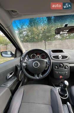 Хетчбек Renault Clio 2006 в 