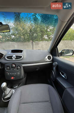 Хетчбек Renault Clio 2006 в 
