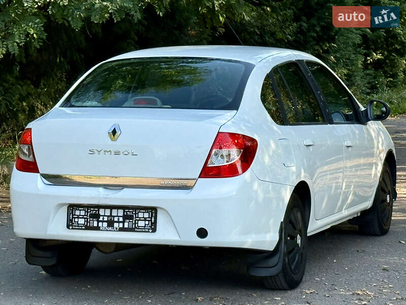 Седан Renault Clio 2012 в Ровно