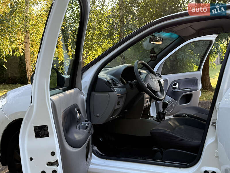 Седан Renault Clio 2012 в Ровно
