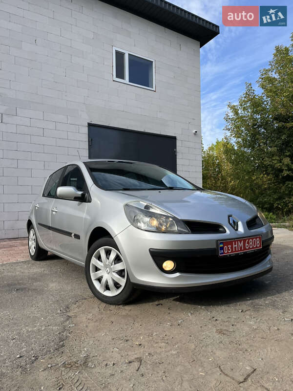 Хэтчбек Renault Clio 2006 в Хороле