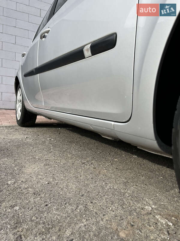 Хэтчбек Renault Clio 2006 в Хороле
