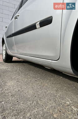 Хэтчбек Renault Clio 2006 в 