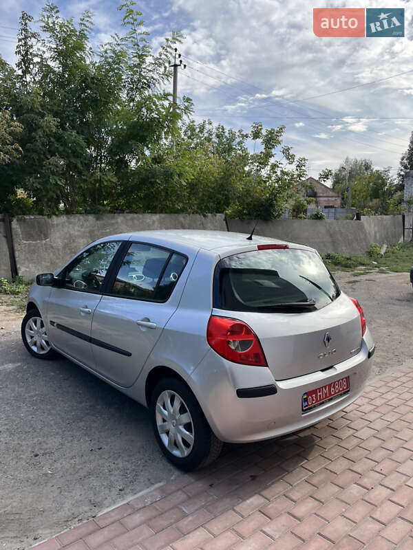 Хэтчбек Renault Clio 2006 в Хороле