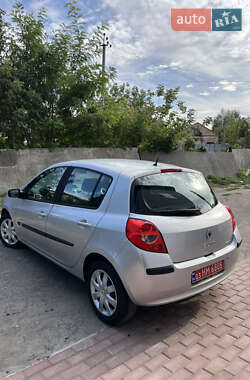 Хэтчбек Renault Clio 2006 в 