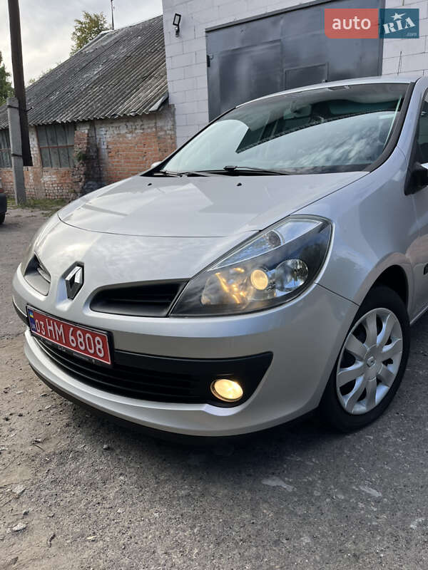 Хэтчбек Renault Clio 2006 в Хороле