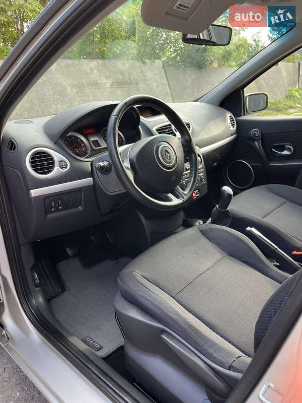 Хэтчбек Renault Clio 2006 в Хороле