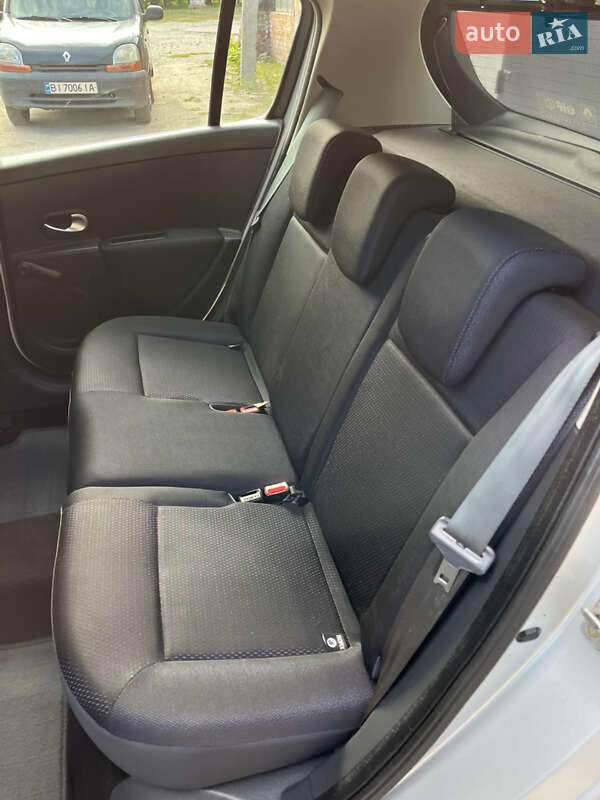 Хэтчбек Renault Clio 2006 в Хороле