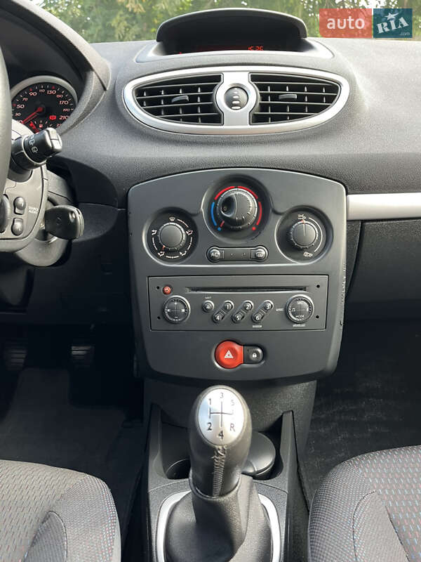 Хэтчбек Renault Clio 2006 в Хороле
