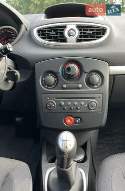 Хэтчбек Renault Clio 2006 в 