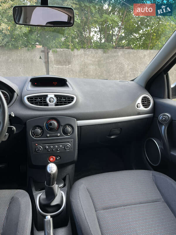 Хэтчбек Renault Clio 2006 в Хороле