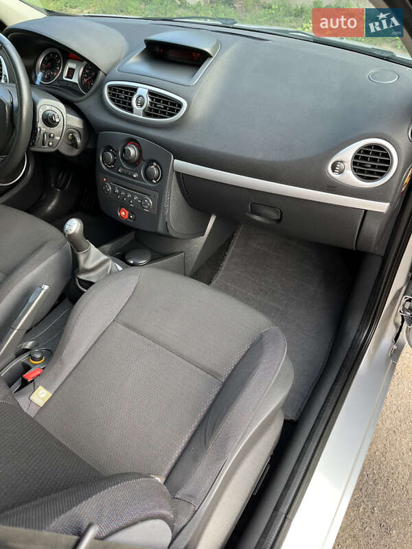 Хэтчбек Renault Clio 2006 в Хороле