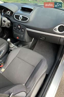 Хэтчбек Renault Clio 2006 в 