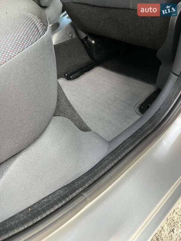 Хэтчбек Renault Clio 2006 в Хороле
