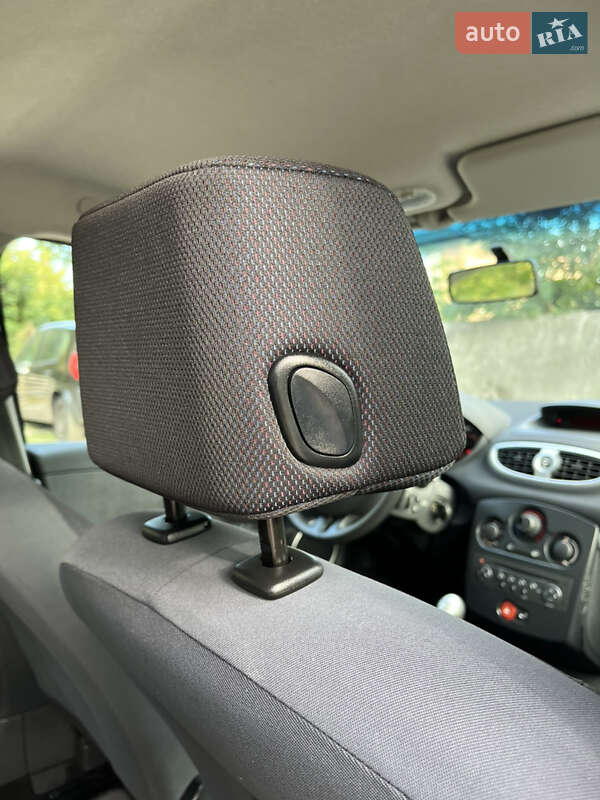 Хэтчбек Renault Clio 2006 в Хороле