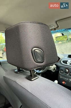 Хэтчбек Renault Clio 2006 в 