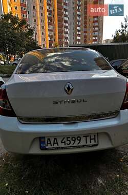 Седан Renault Clio 2010 в 