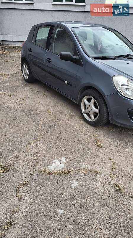 Хэтчбек Renault Clio 2006 в Царичанке