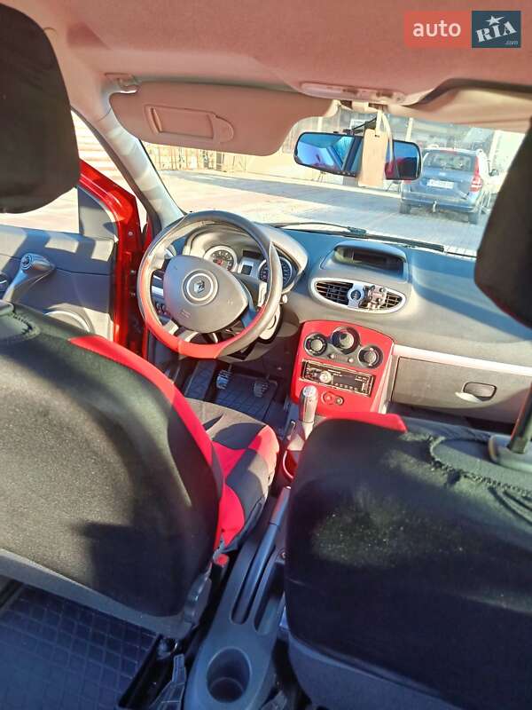 Хэтчбек Renault Clio 2006 в Буске