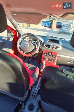 Хетчбек Renault Clio 2006 в 