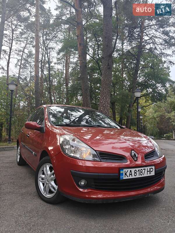 Хэтчбек Renault Clio 2006 в 