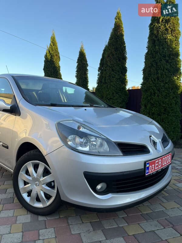 Хэтчбек Renault Clio 2006 в Хороле