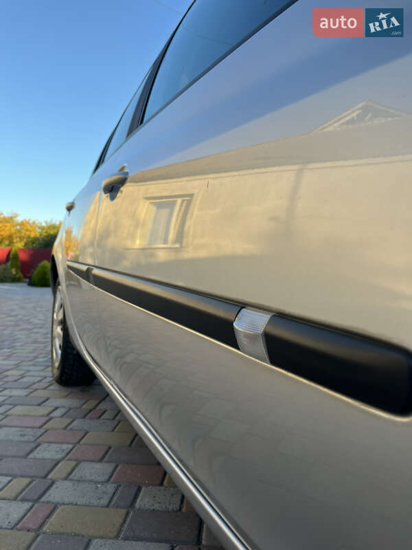 Хэтчбек Renault Clio 2006 в Хороле