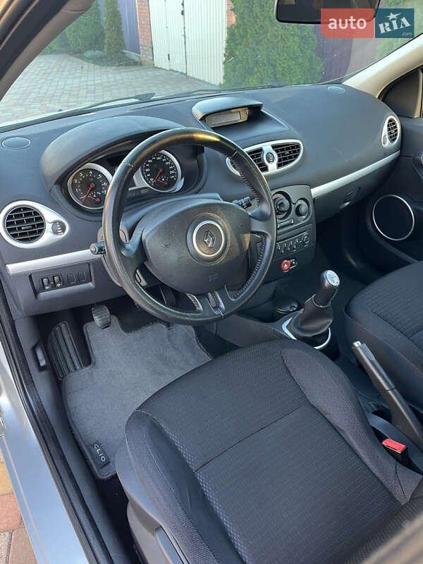Хэтчбек Renault Clio 2006 в Хороле