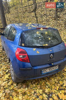 Хэтчбек Renault Clio 2005 в 
