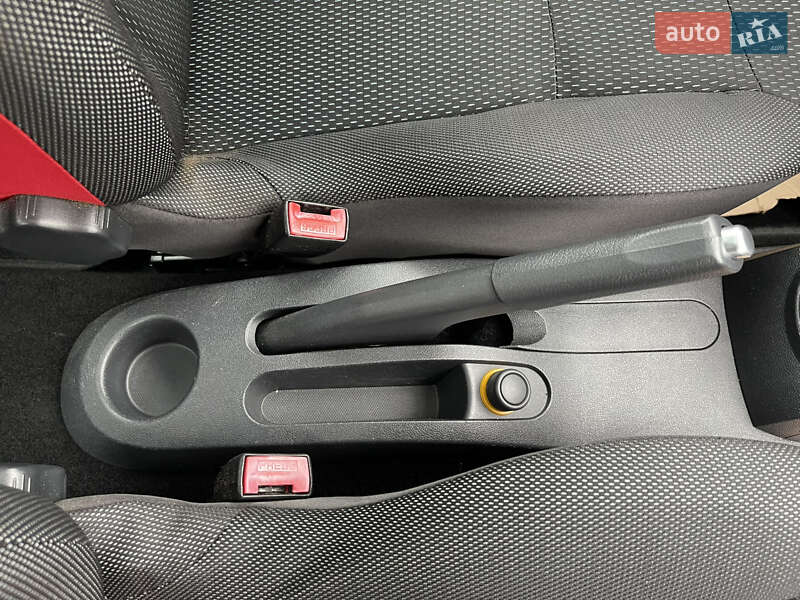 Хэтчбек Renault Clio 2007 в Киеве фото 12 Хэтчбек Renault Clio 2007 в Киеве