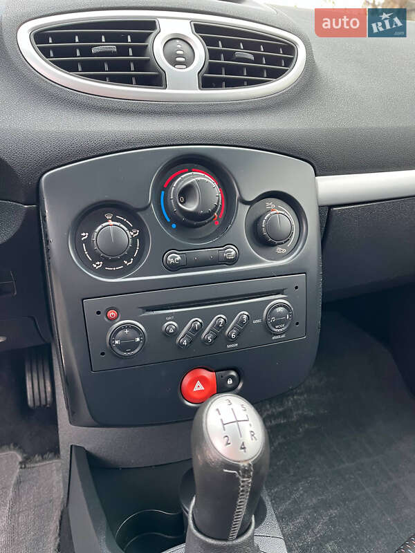 Хетчбек Renault Clio 2006 в Хоролі
