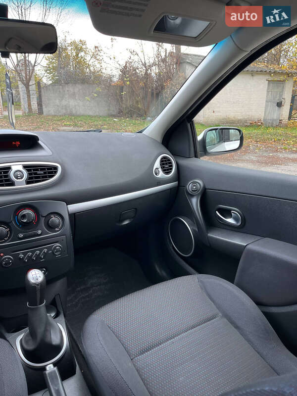 Хетчбек Renault Clio 2006 в Хоролі