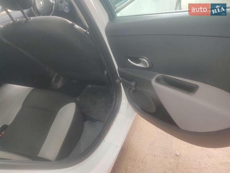 Хэтчбек Renault Clio 2012 в Дубно