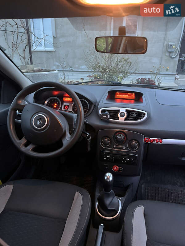 Хэтчбек Renault Clio 2010 в Полонном