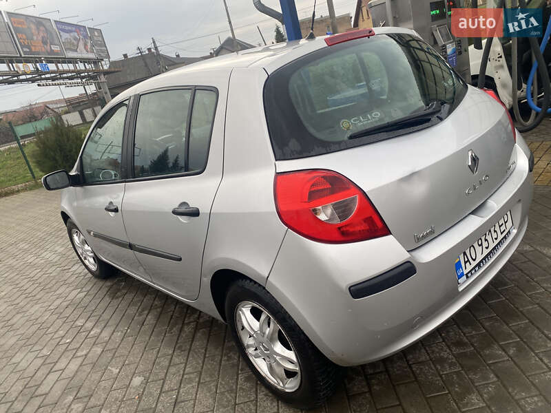 Хетчбек Renault Clio 2006 в Мукачевому