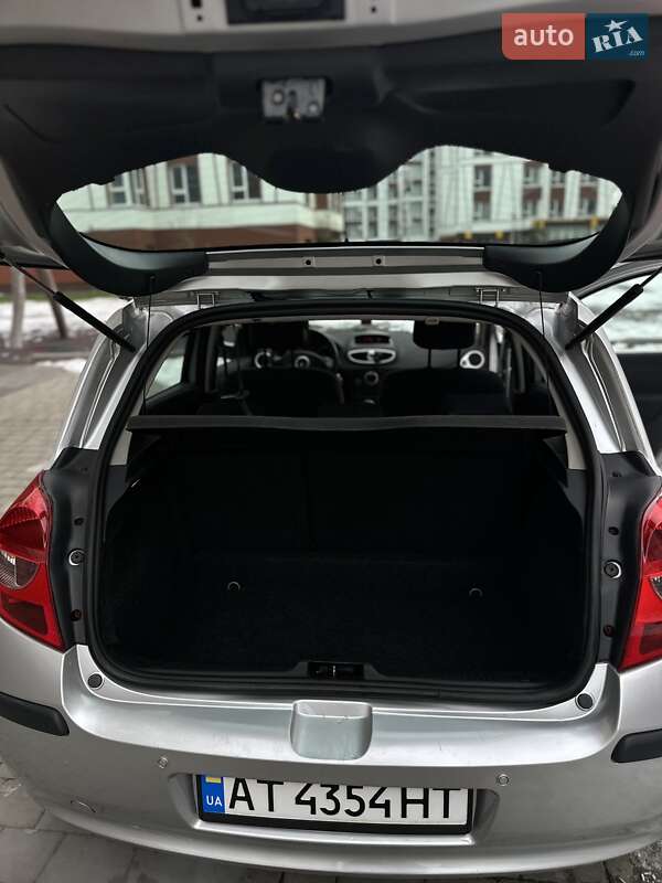 Хэтчбек Renault Clio 2006 в Коломые