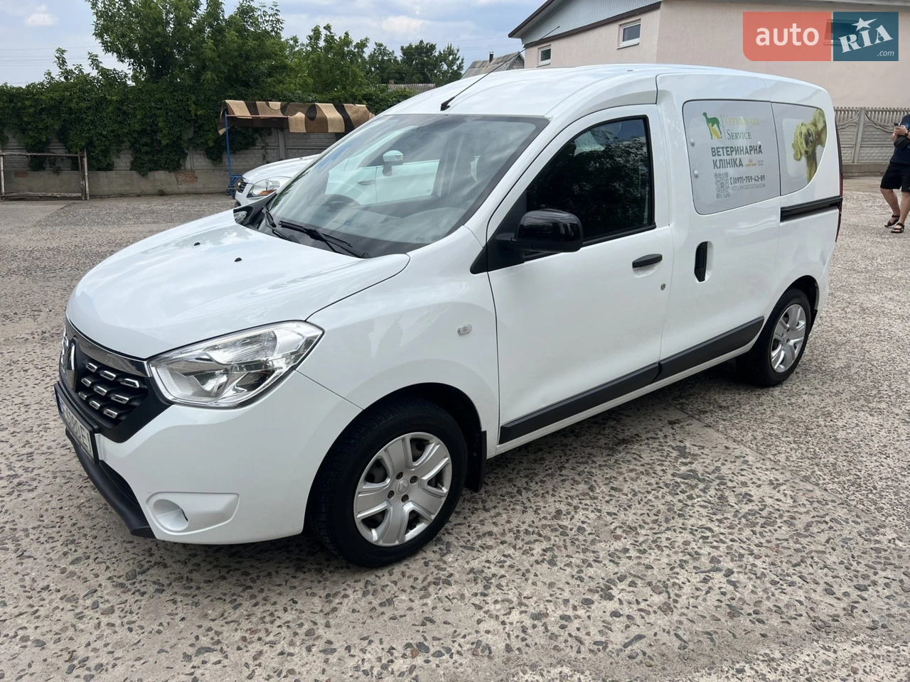 Автомобіль був придбаний в офіційному салоні і протягом усього часу обслуговувався на офіційному СТО Renault. Всі записи в сервісній книжці підтверджують дбайливе ставлення та своєчасне проходження технічних оглядів.
У комплекті з автомобілем йдуть два комплекти шин, що дозволить вам не турбуватися про підготовку до сезону.
Машина в хорошому стані, без технічних або косметичних дефектів. Ідеальний варіант для тих, хто шукає надійний, економічний та доглянутий автомобіль.