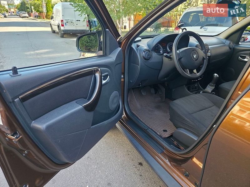Внедорожник / Кроссовер Renault Duster 2012 в Вишневом