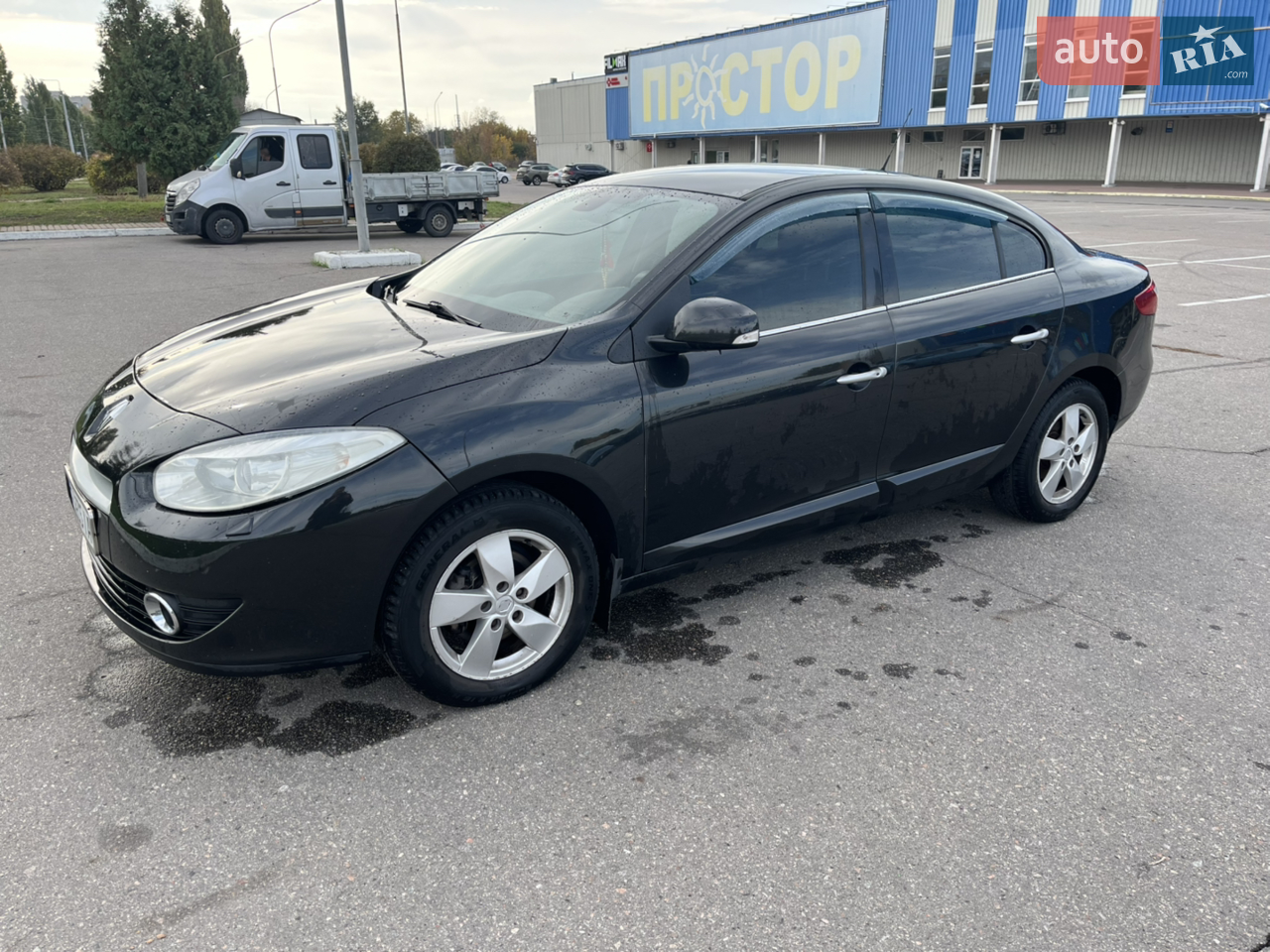 Продам renault fluence з двигуном 2.0 L газ/бенз вписаним в техпаспорт, простий надійний двигун без турбіни, автомобіль в доброму стані. Коробка передач механічна 6-ти ступка. Масла автомобіль не бере! Їздить кожного дня!
Електро підсилювач керма, клімат контроль, круїз контроль, датчик дощу, електро скло підйомники, підігрів передніх сидінь , без ключовий доступ.