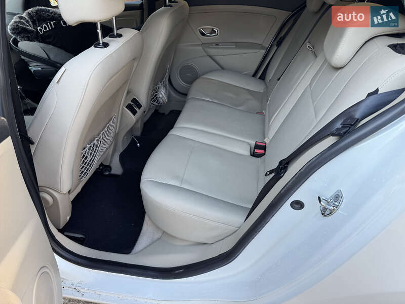 Седан Renault Fluence 2015 в Яворові