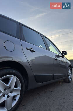 Минивэн Renault Grand Scenic 2013 в 