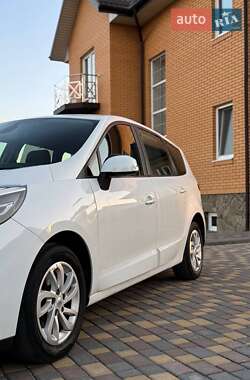 Минивэн Renault Grand Scenic 2012 в 
