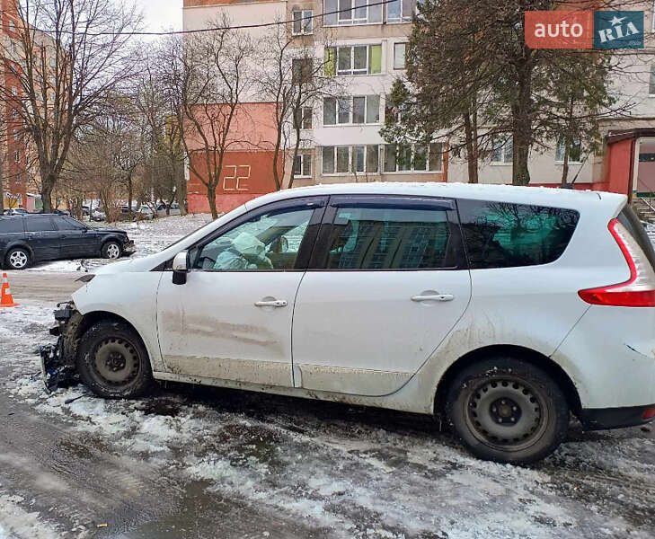 Минивэн Renault Grand Scenic 2013 в 