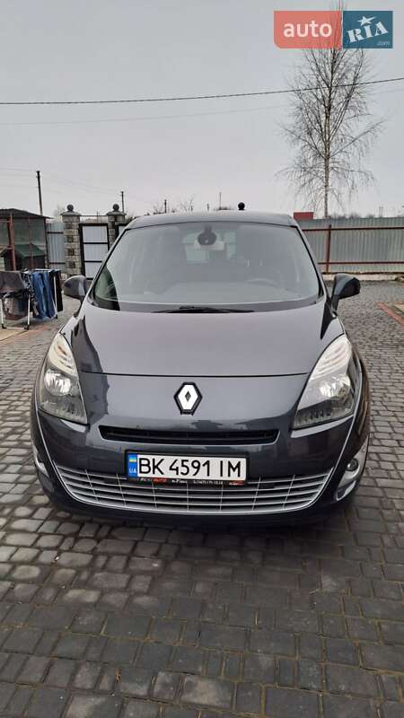 Минивэн Renault Grand Scenic 2011 в 
